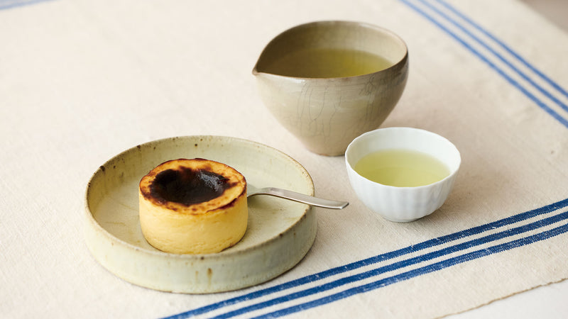 濃厚なチーズケーキに合わせるミルキーな「052 さえあかり」レシピ