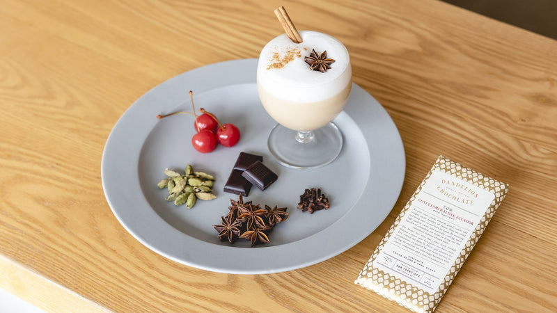 カカオの風味際立つ組み合わせ。ほうじ茶で作るチャイのふわふわ泡にうずもれたい!