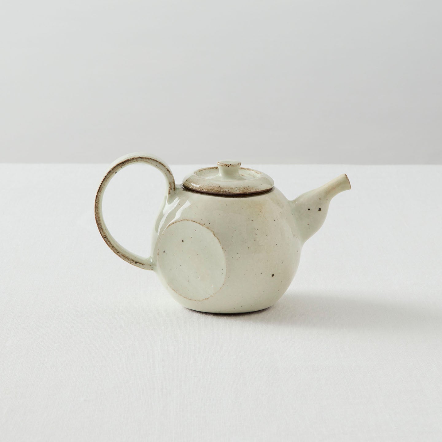 淡海陶芸研究所 白泥糸切ティーポット(淡海陶芸研究所) – 煎茶堂東京