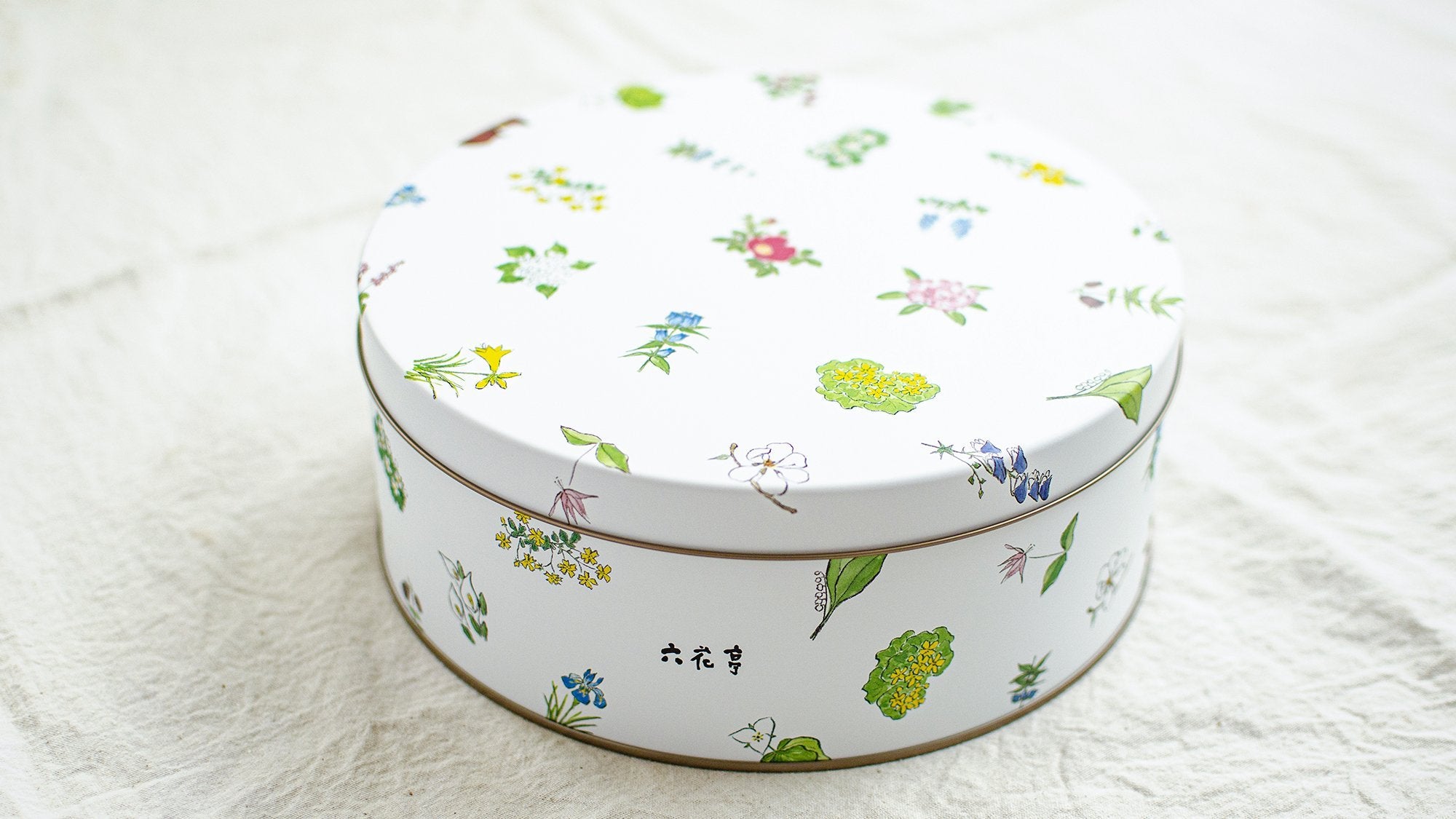 お菓子とお茶】ときめきの宝箱。六花亭「六花セレクト缶」と「001 はる