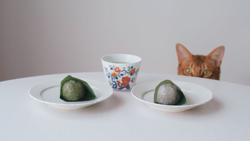 お菓子とお茶（と猫）｜残暑で涼を楽しむ熊屋の「麩饅頭」と「062 ごこう」