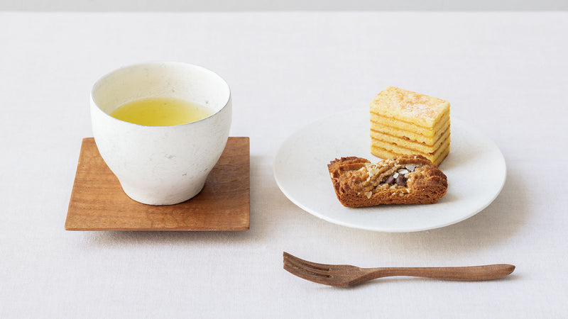 横山拓也さんの器で味わう、素朴な焼き菓子と「053 はると34」レシピ