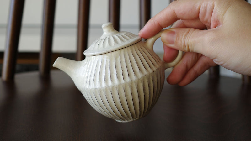 やさしい白が手に馴染む。後藤義国さんの中国茶器「縞茶壺」と「縞蓋碗」