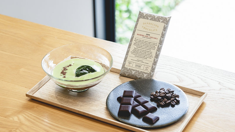 美味しさにひと手間を。煎茶仕立ての冷たい抹茶と、玄人好みのチョコの相性はいかに？