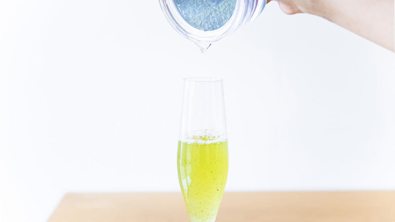ワイングラスで作る微発泡緑茶レシピ。お茶の渋みが引き立つひと工夫