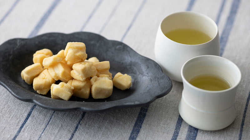 残ったお餅で作るおかきと一緒に。さっぱりとした「058 はるみどり」で冬のお茶時間