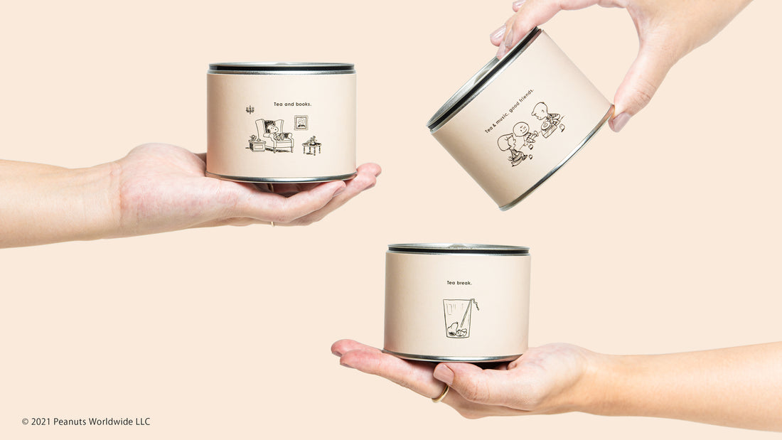 「PEANUTS」との限定コラボ茶缶第二弾。今年はシングルオリジン煎茶、ほうじ茶、玄米茶の3種類。読書したり、コップの中でくつろぐスヌーピーのイラストも！