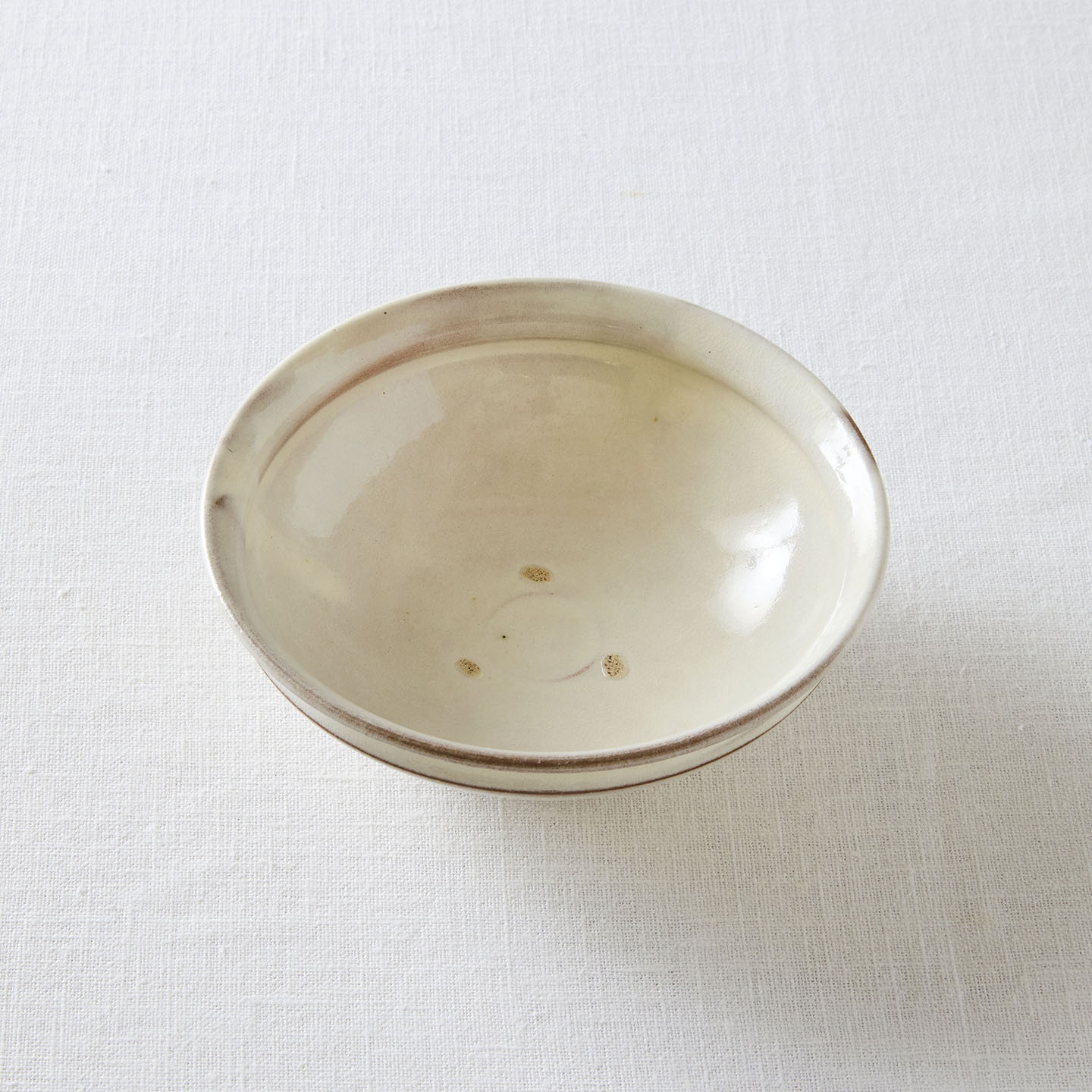 【土物はいい❗️】 信楽焼 粉引き 御本手 高台皿 セット 向付 銘々皿 櫛目 荒賀文成 粉引き5寸馬盥皿(荒賀文成) – 煎茶堂東京オンライン