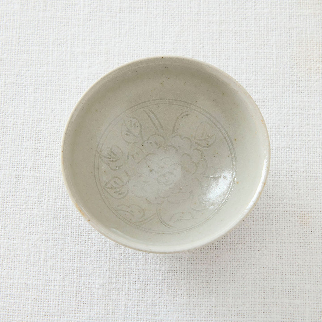 齋藤有希子 牡丹唐草白釉平茶杯(齋藤有希子) – 煎茶堂東京オンライン