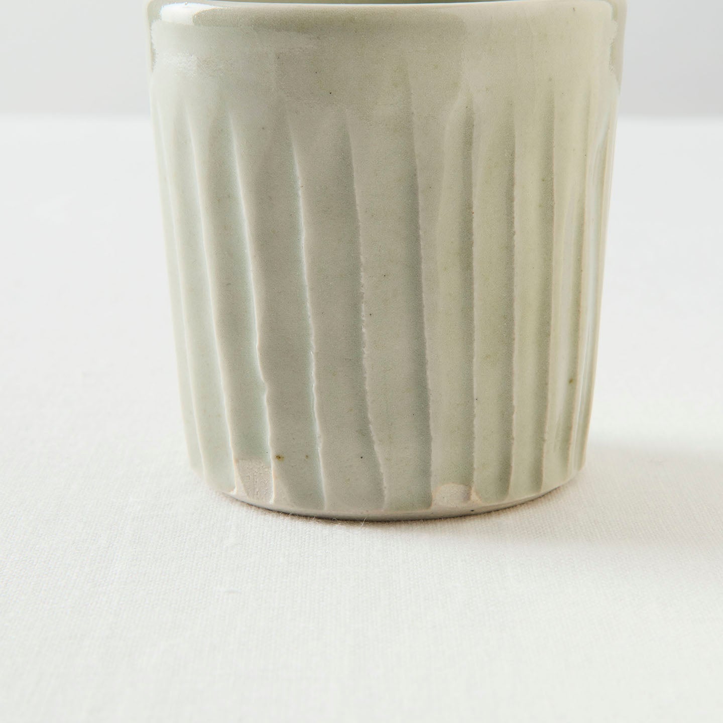 注目の福袋！ 光藤佐 煎茶堂東京オンライン – 白磁鎬カップ(光藤佐) 工芸品