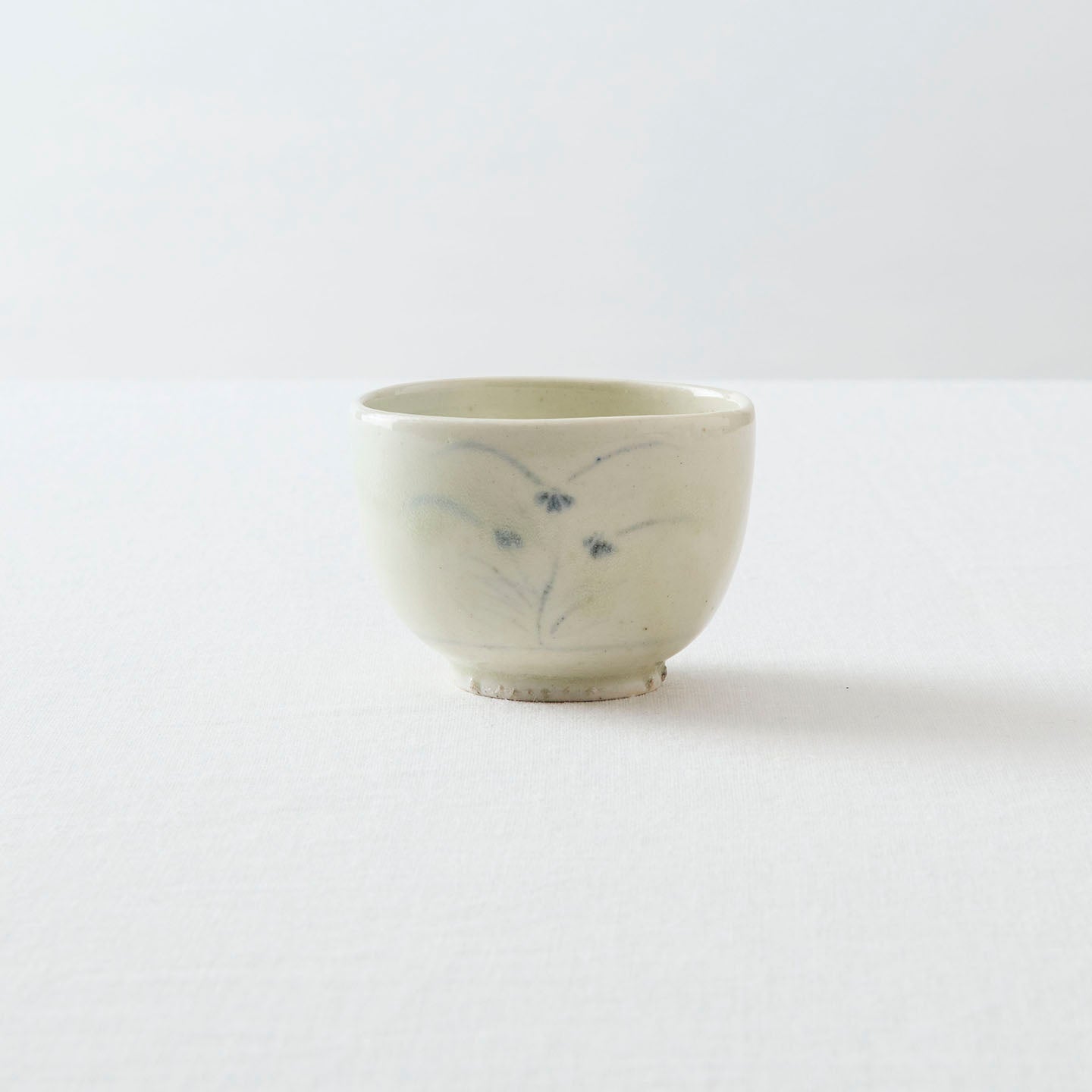 タナカシゲオ 青花秋草文盃（約70ml）(タナカシゲオ) – 煎茶堂東京