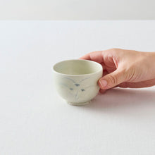 画像をギャラリービューアに読み込む, タナカシゲオ 青花秋草文盃（約70ml）
