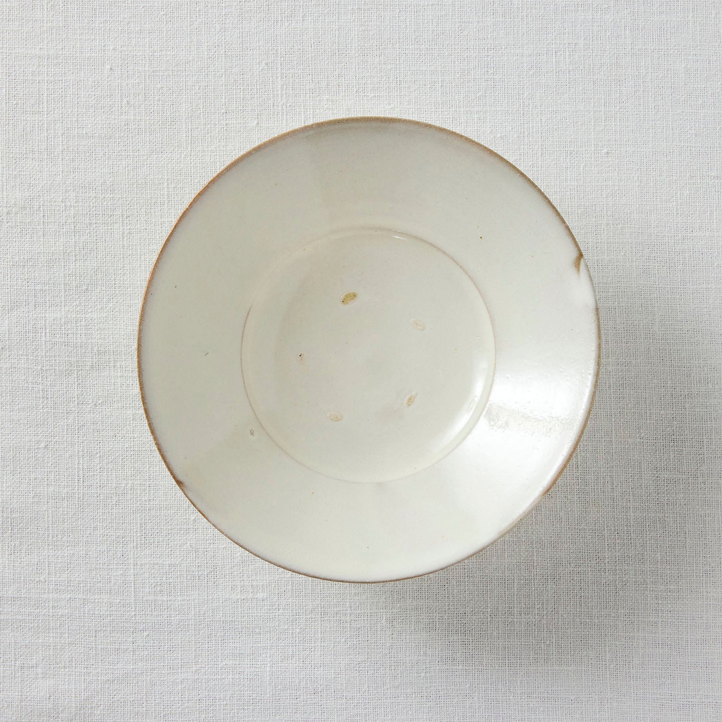 荒賀文成 粉引き6寸つば皿(荒賀文成) – 煎茶堂東京オンライン