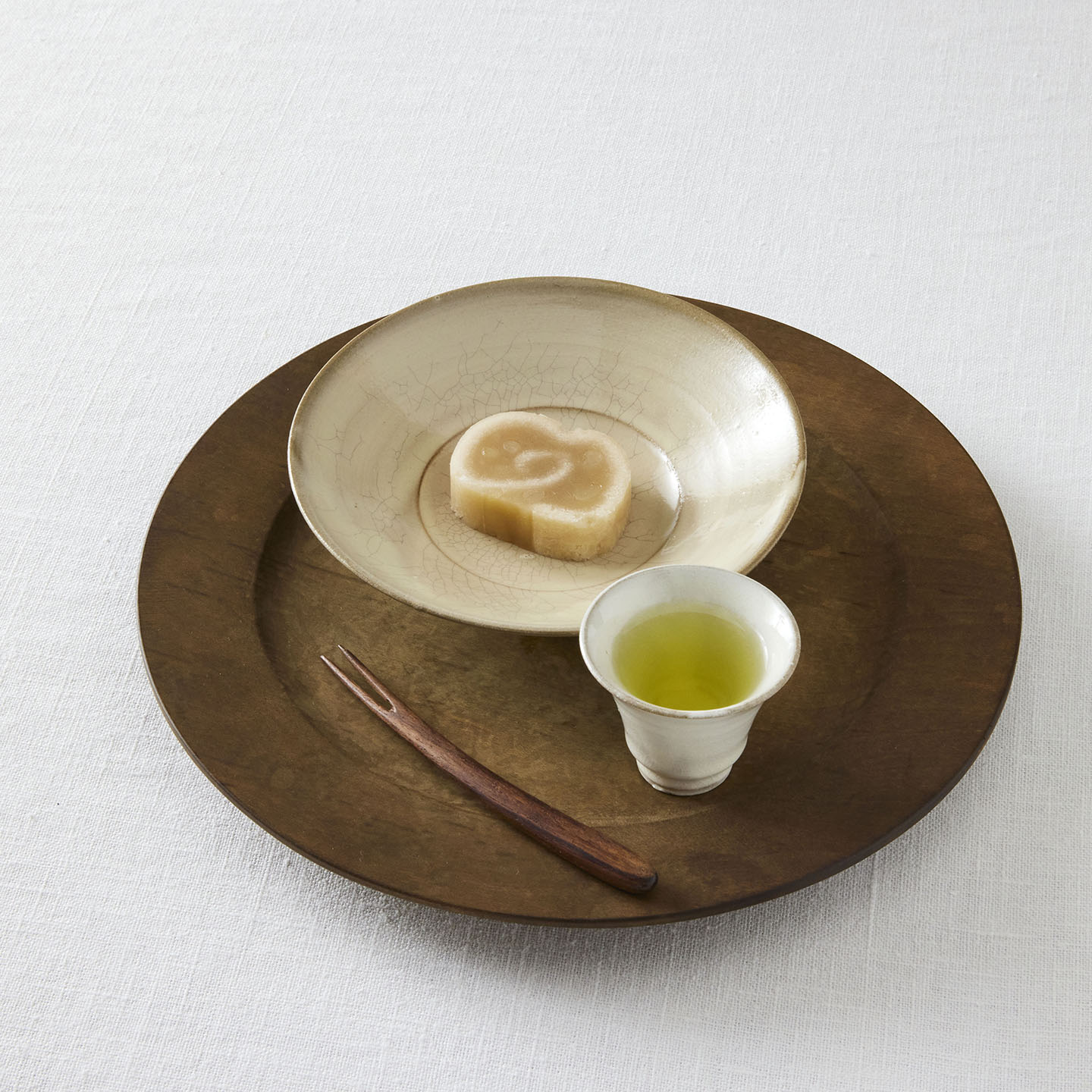 荒賀文成 粉引き6寸つば皿(荒賀文成) – 煎茶堂東京オンライン